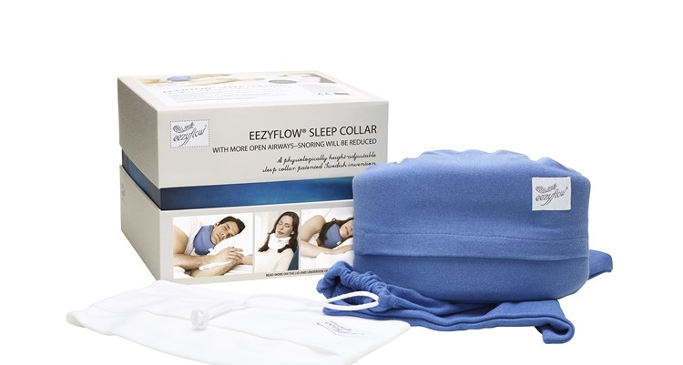 Den kvadratiska förpackningen med det blå bandet i mitten, kragen med blått överdrag, en blå packpåse och ett extra vitt extra överdrag.